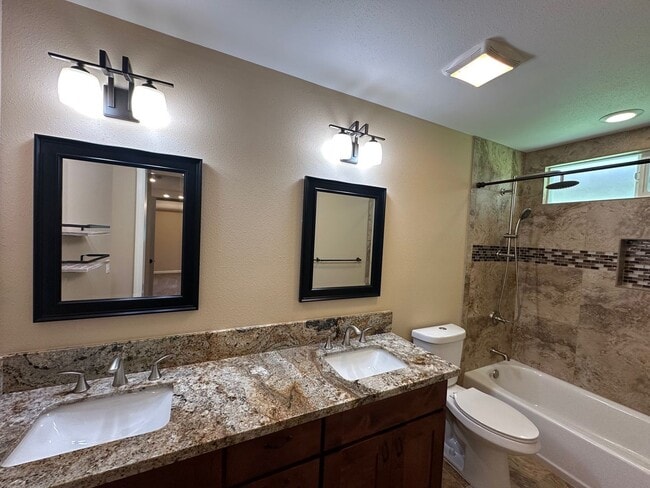 Building Photo - 16-1370 Pohaku Circle Kurtistown, HI 96760