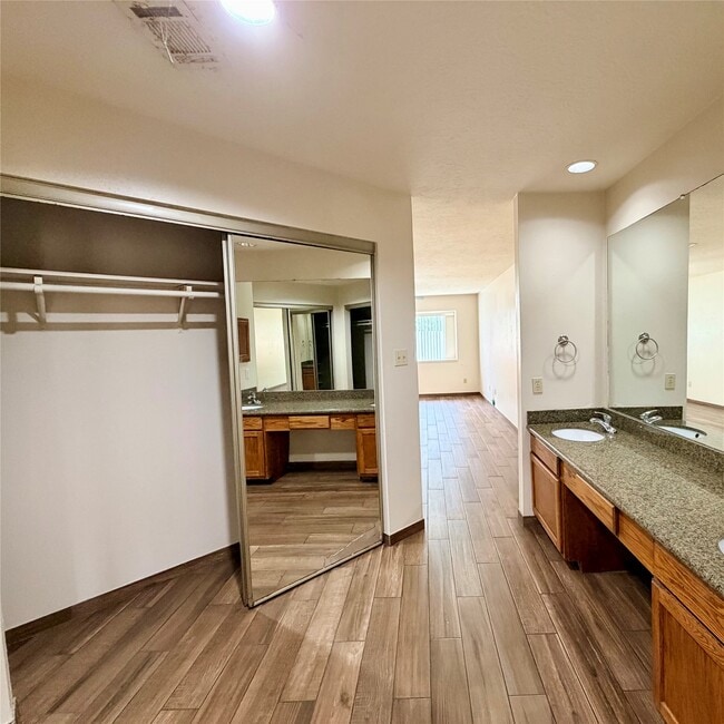 Building Photo - 16914 Summer Dawn Pl
