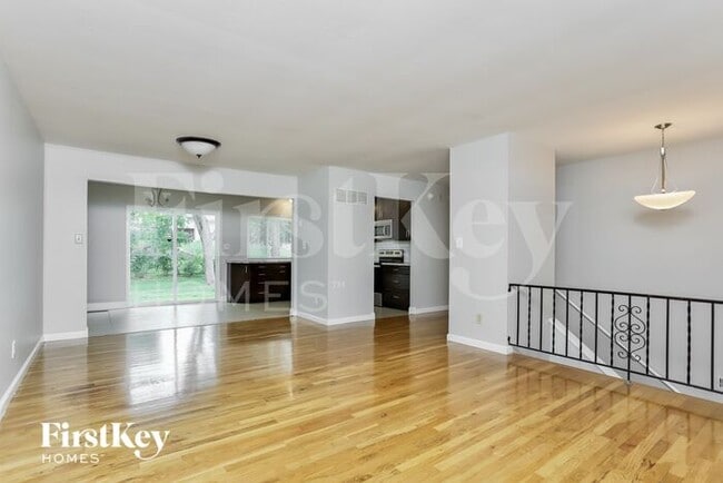 Building Photo - 323 Turfwood Dr