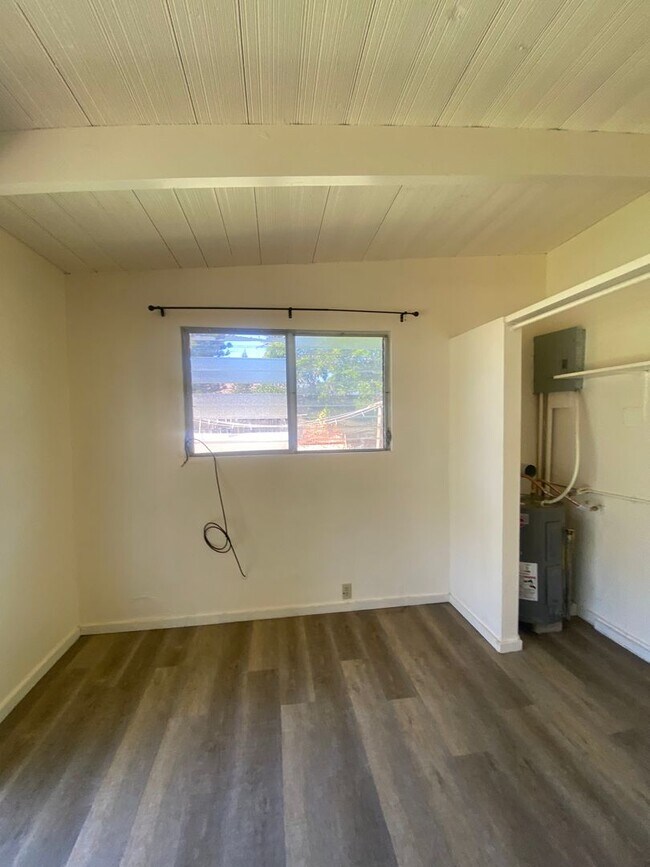 Building Photo - Single Family