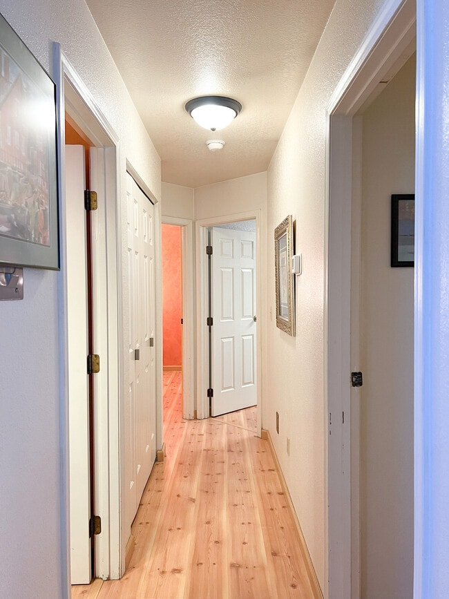 Building Photo - 5703 Jennifer Cir