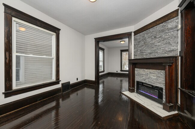 Building Photo - 1303 Rowland Ave NE