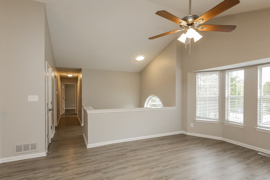 Building Photo - 1030 Sycamore Summit