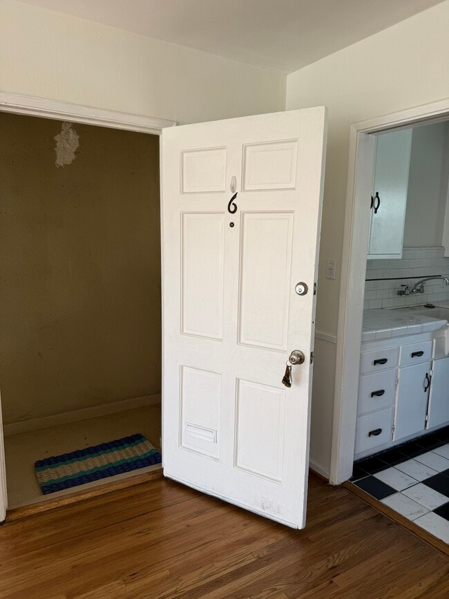 Building Photo - 408 N Doheny Dr