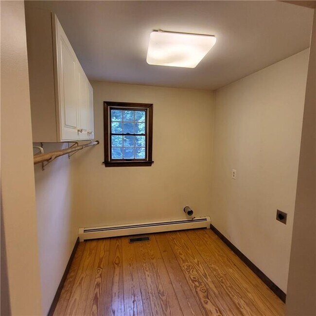 Building Photo - 213 Narrow Ln
