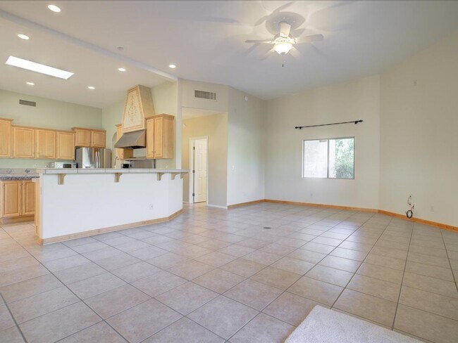 Building Photo - 4 Bedroom 4 Bathroom