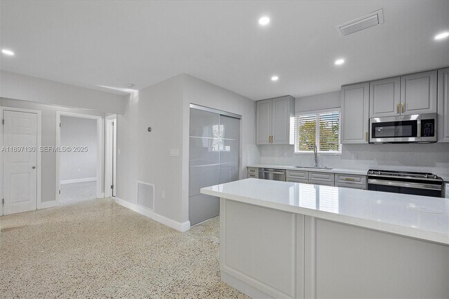 Building Photo - 3820 SW 92nd Ave