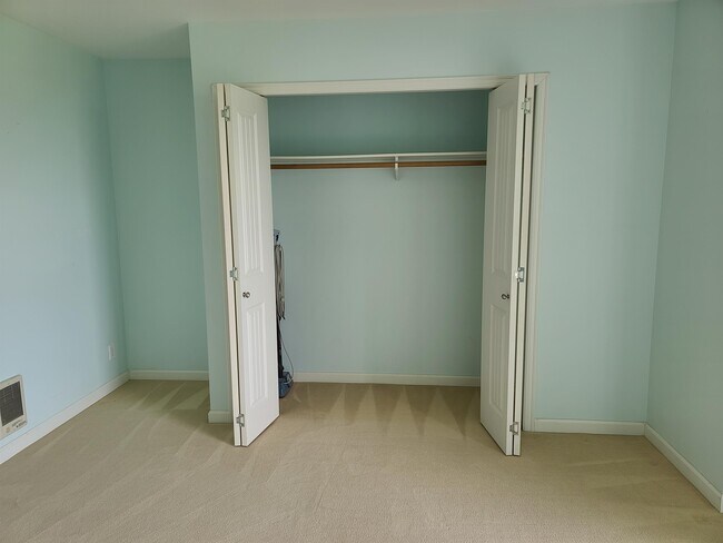 Building Photo - 1728 Edwards Dr