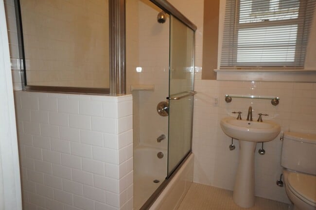 Building Photo - Beautiful 3 bedroom 1 bathroom NE Bungalow "Sabin area"