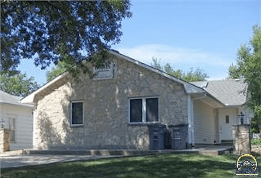 Front Duplex - 1015 Sylvan St