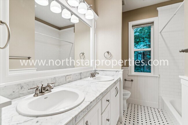 Building Photo - New Exquisitely Designed Dream Home in Lake Oswego.