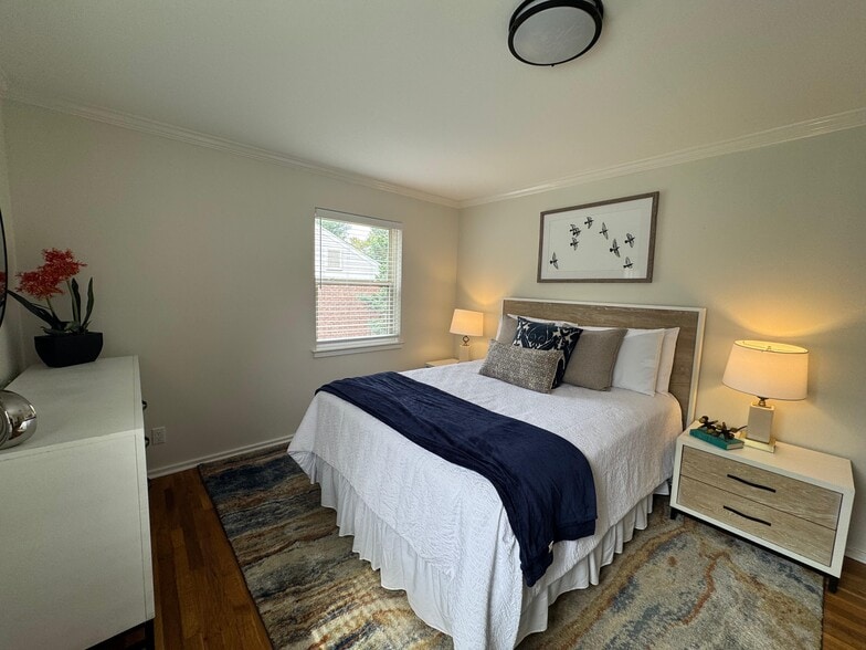 Primary Photo - Lakeview Apartments