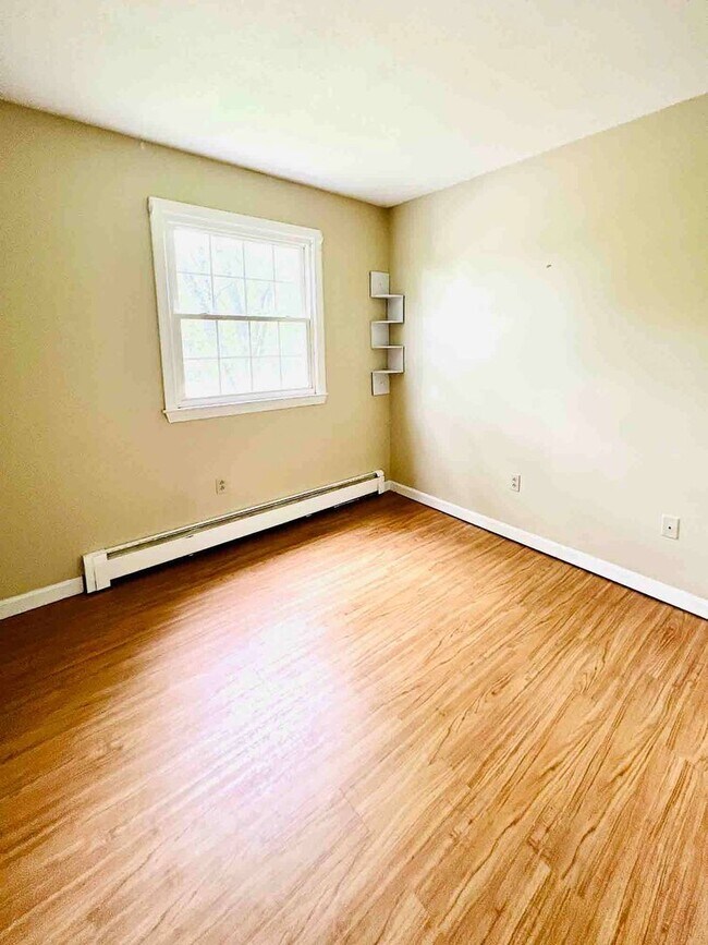 Building Photo - 6-Bedroom, 2-Bath Single-Family Home – Pri...