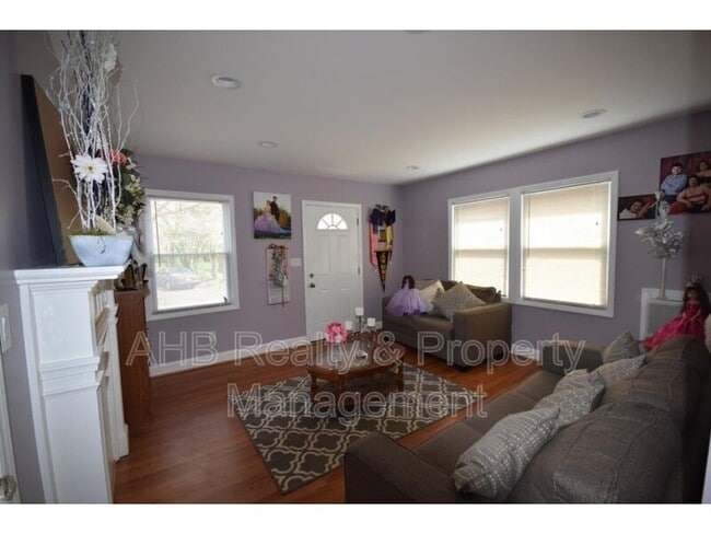 Building Photo - 127 Brooks St
