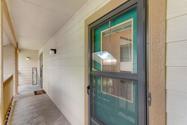 Building Photo - Cozy Condo in Convenient Location with Mou...