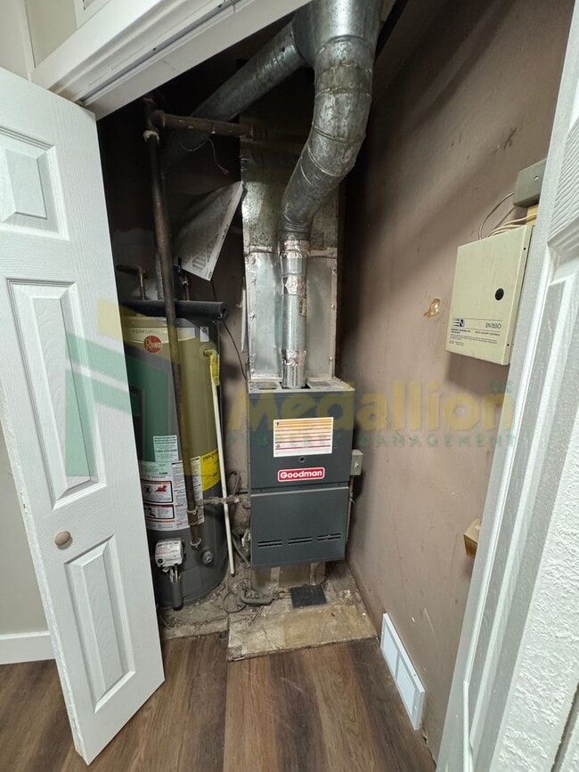 Building Photo - Beautifully Updated 3-Bed Home on a Quiet Block – Move-In Ready!