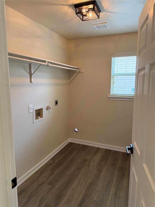 Building Photo - 3933 Brook Hollow Dr