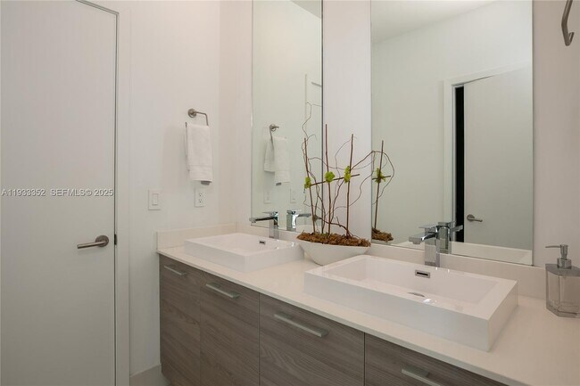 Building Photo - 1300 S Miami Ave