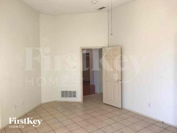 Building Photo - 403 Jennifer Ln