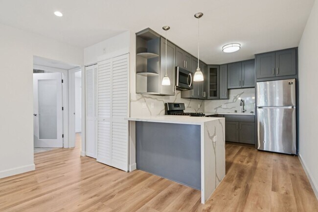 Building Photo - 3BD/2BA Apartment with Laundry In-Unit, Appliances, Tandem Parking & More | 1MO. Free OAC