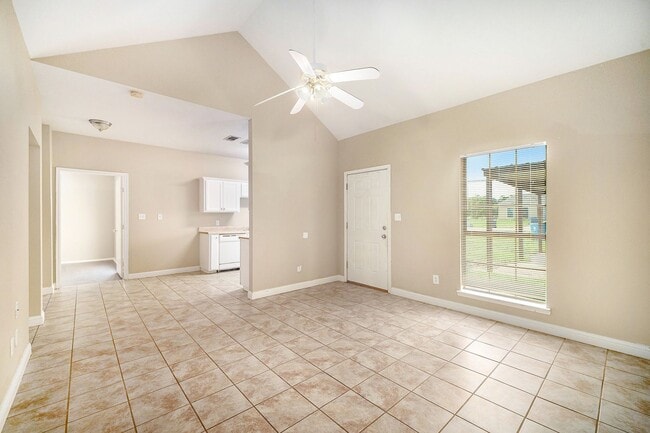 Building Photo - Beautifully Crafted 3 bed 2 bath duplex lo...