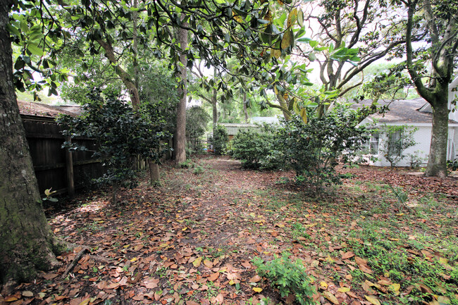 Building Photo - 596 L'Ombre Ct NE