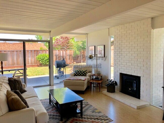 Building Photo - Popular Eichler model 4 Bed / 2 Bath / 1,742 Sqft Walnut Creek single-family house in the Rancho ...