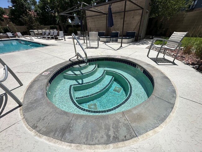Building Photo - Renovated 1BR High-Rise Condo in Downtown ...
