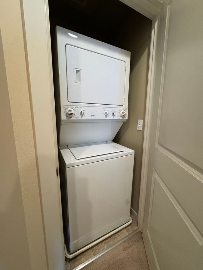 Building Photo - Spacious 2 bedroom 2 1/2 bath Plus Den  to...