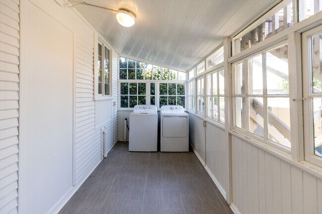 Building Photo - Large updated 2 bedroom, walk to Downtown,...