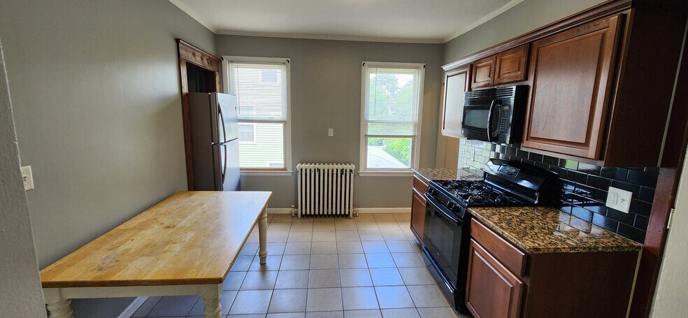 Building Photo - 352 Elm St