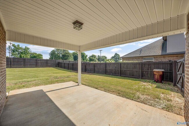 Building Photo - 17050 Stonegate Dr