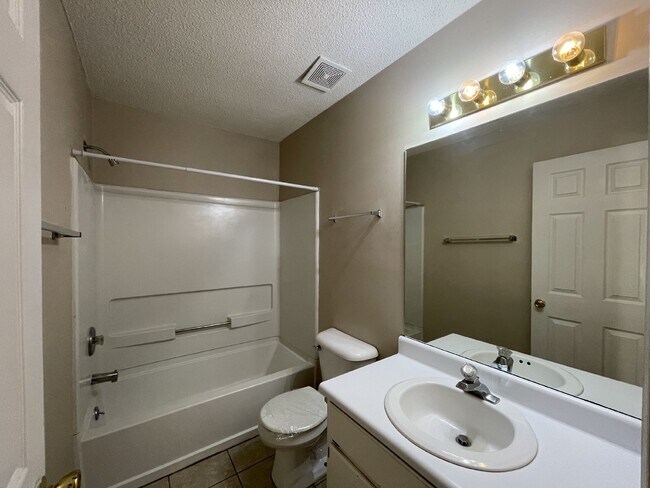 Building Photo - Apartment For Rent