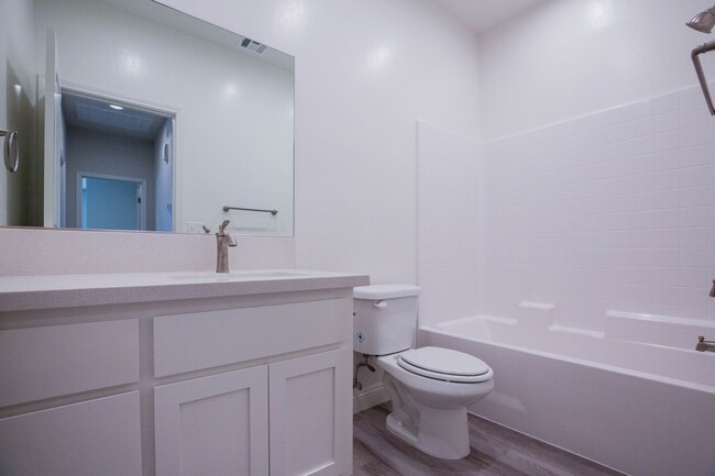 Building Photo - Beautiful 4 bed, 2 bath home AVAILABLE for...