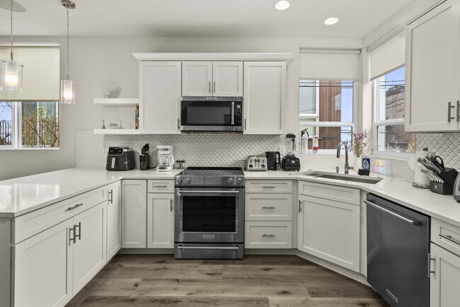 Building Photo - 5210b Brooklyn Ave NE