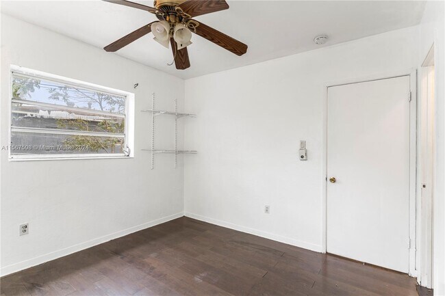 Building Photo - 560 NE 158th St