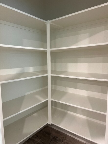 Building Photo - 5 Alvar Lp