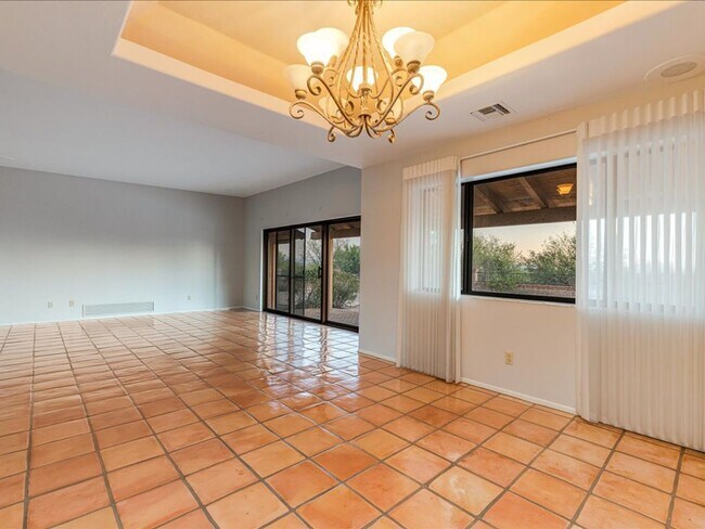 Building Photo - 4 bedroom 2.5 Bath