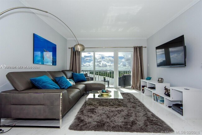Building Photo - 300 Bayview Dr