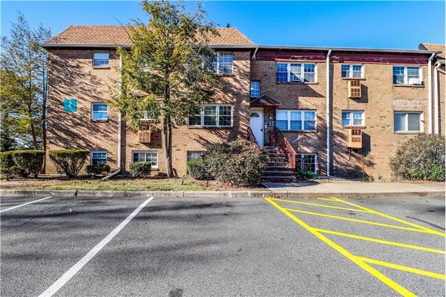 Building Photo - 18 College Dr