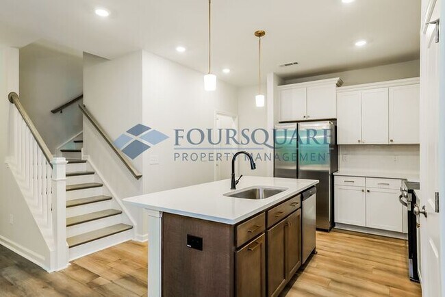 Building Photo - End Unit Townhome | 2nd Floor Loft | Washe...