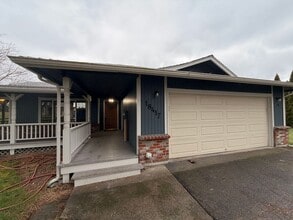 Building Photo - Private and quiet 3BD, 2 BA w/ 2 car garage near Fedrickson!