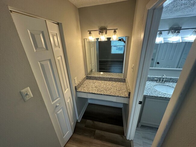 Building Photo - ** Move in Special $500 off your first months rent** FABULOUS 2 Bedroom/1 Bath Condo!!