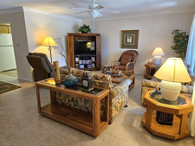 Building Photo - Seasonal Short-Term Single-Family Heated Pool Home located in Venice Gardens!