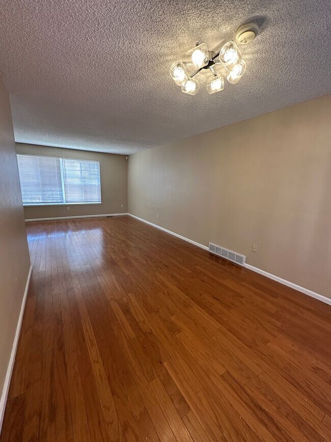 Building Photo - 5 bedroom 3 bathroom Sinlge Family House in Aurora