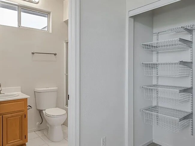 Building Photo - 1075 Esparanza Way