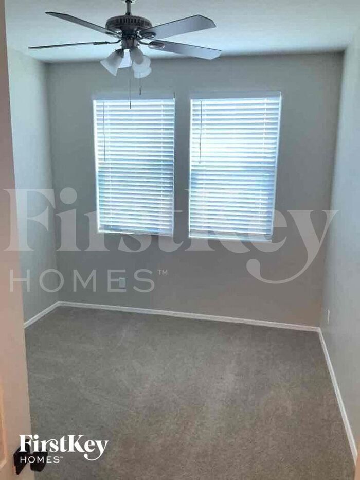 Building Photo - 18530 W Robin Ln