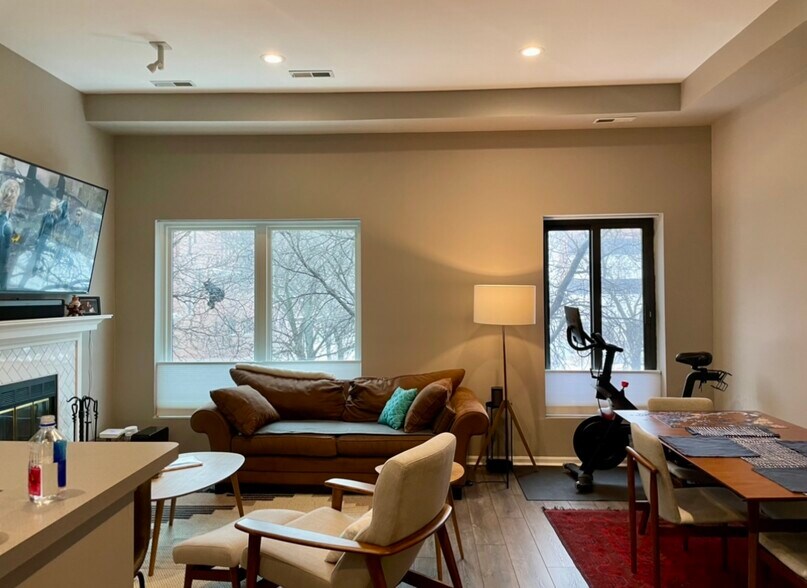 Living/dinning room - 857 N La Salle Dr