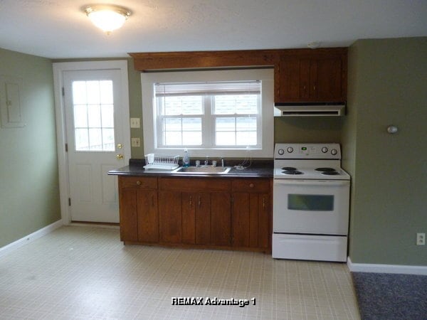 Building Photo - 679 Pleasant St