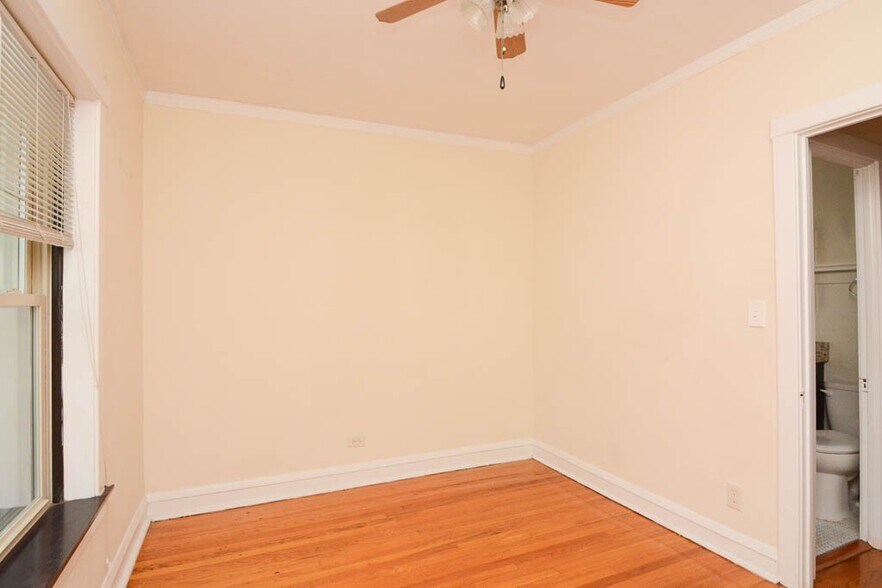 Building Photo - 2208 W Ainslie St